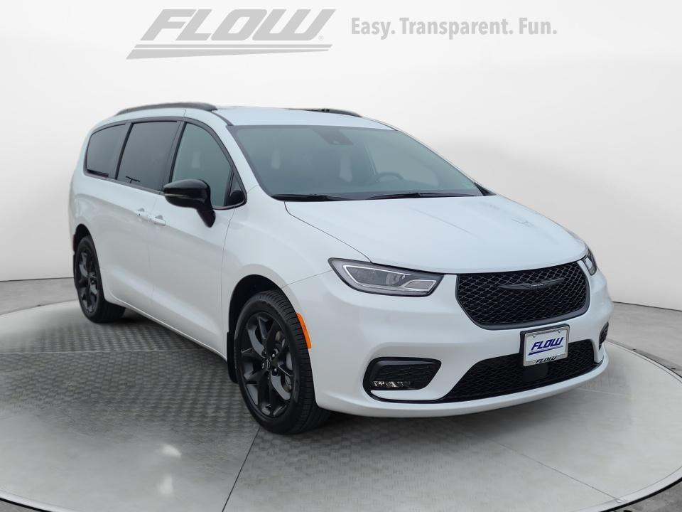 2026 Chrysler Pacifica Select's photo