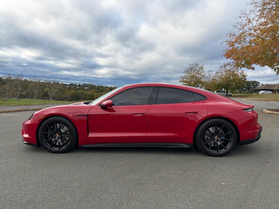 2025 Porsche Taycan GTS - Photo 2