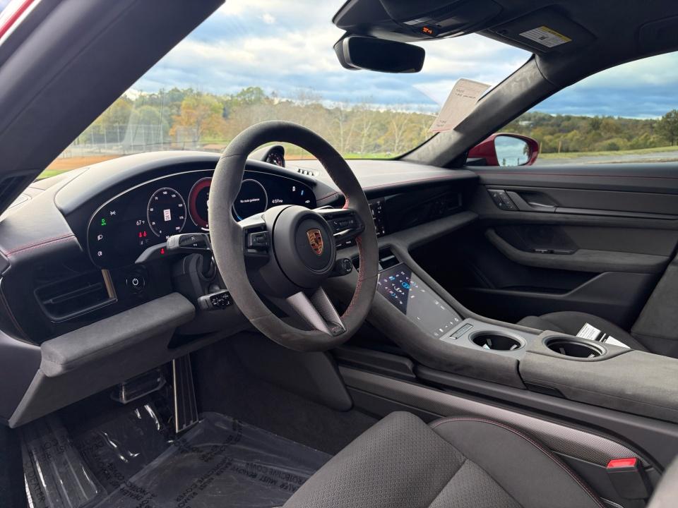 2025 Porsche Taycan GTS - Photo 4