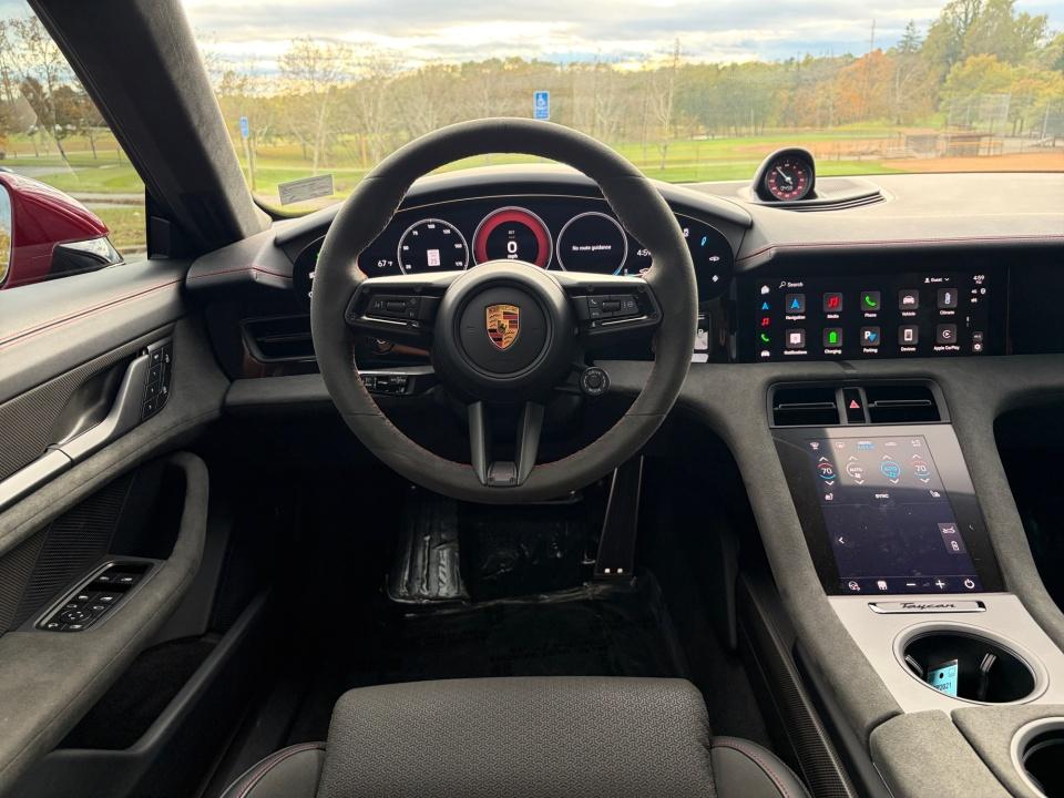 2025 Porsche Taycan GTS - Photo 12