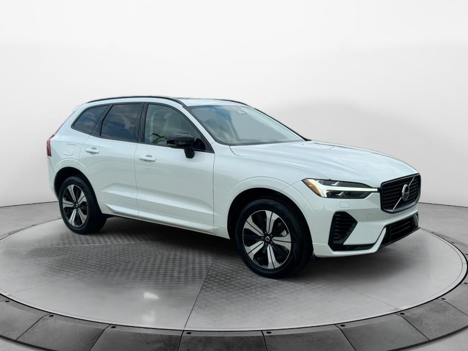 2025 Volvo XC60 Core's photo