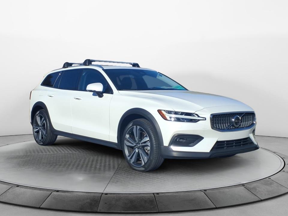 2024 Volvo V60 Cross Country Plus's photo
